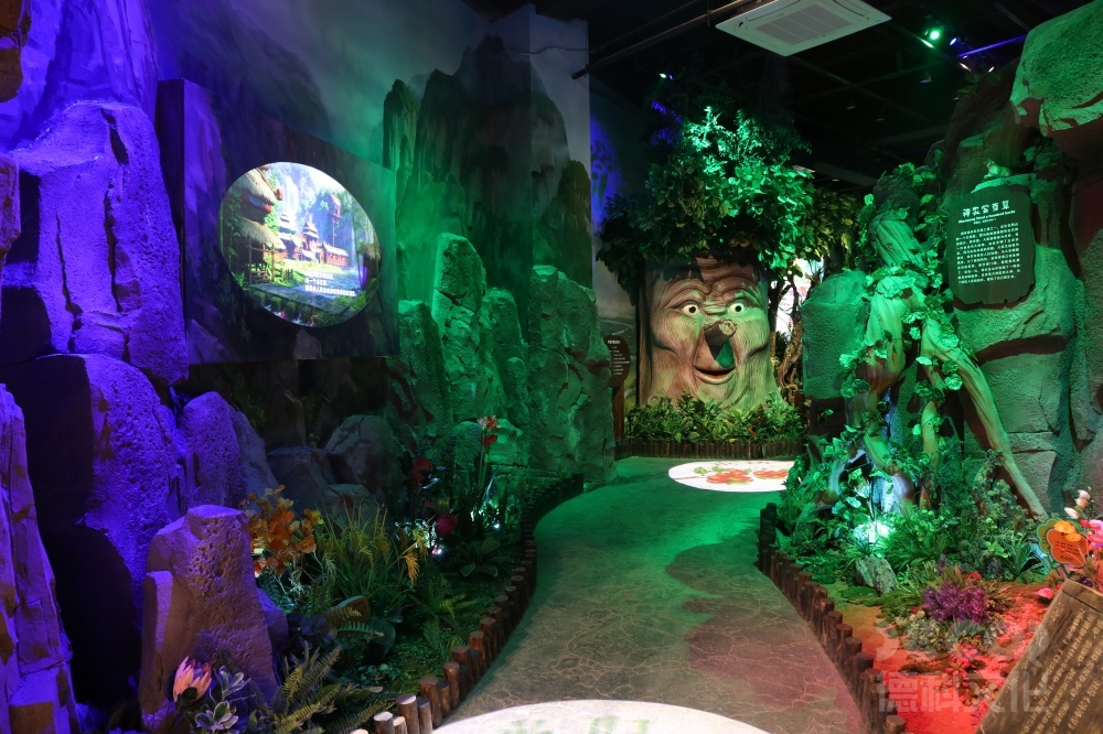 在科技展廳設(shè)計中，如何運用數(shù)字化展示和信息交流技術(shù)？