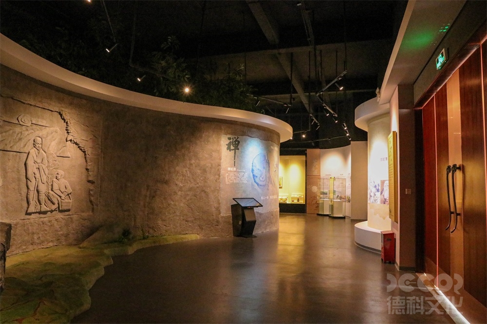 在廣州展館裝修中如何考慮展示品的燈光和影響？