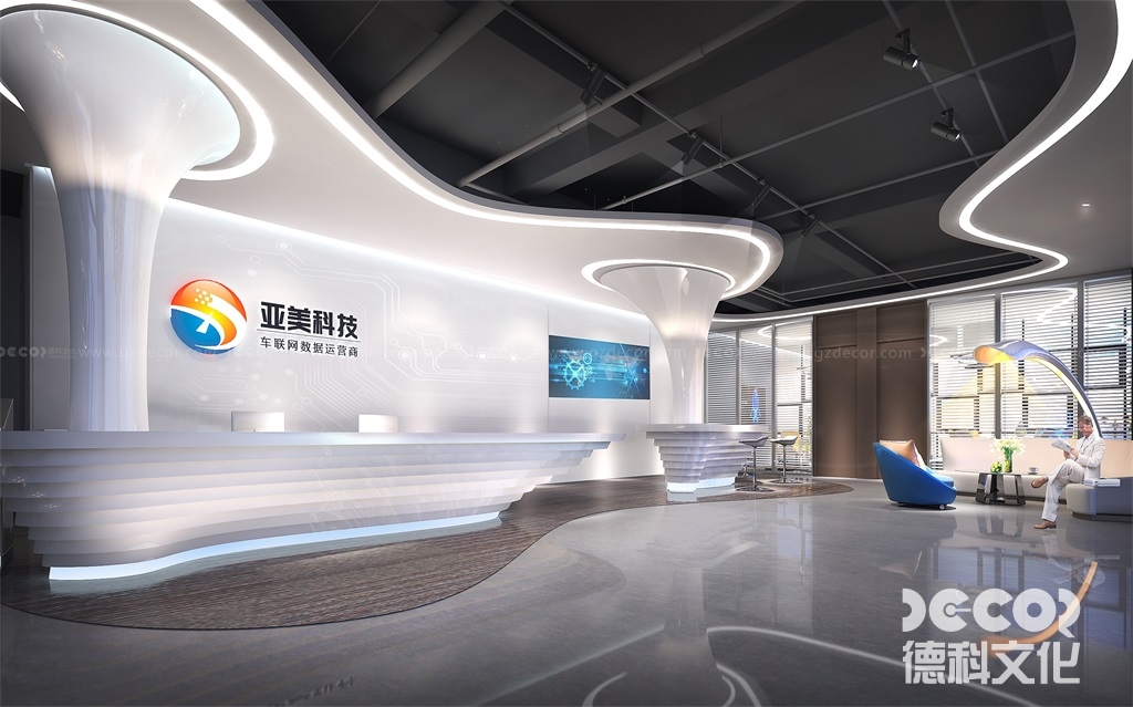 在汽車展廳裝修中，如何設(shè)置信息展示屏以提供實時信息？