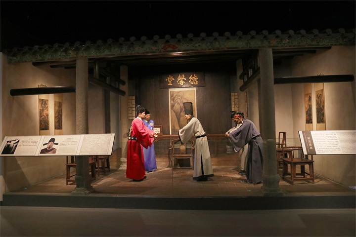 雕塑博物館裝修的展示柜應(yīng)如何設(shè)計以便于觀賞和保護(hù)雕塑？